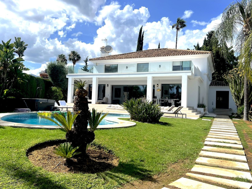 Villa – Chalet — Nueva Andalucía