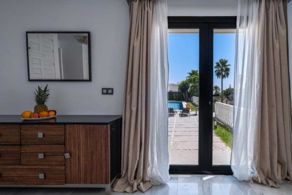 Detached Villa — Nueva Andalucía