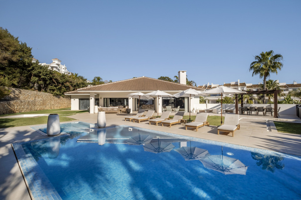 Villa – Chalet — Nueva Andalucía