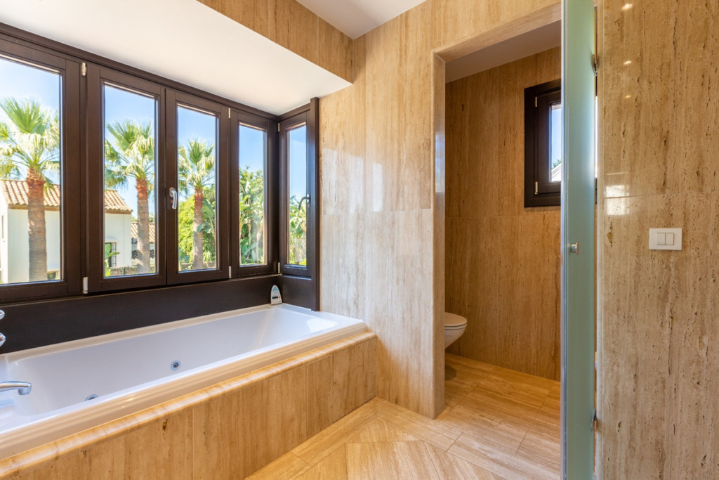 Villa – Chalet — Guadalmina Baja