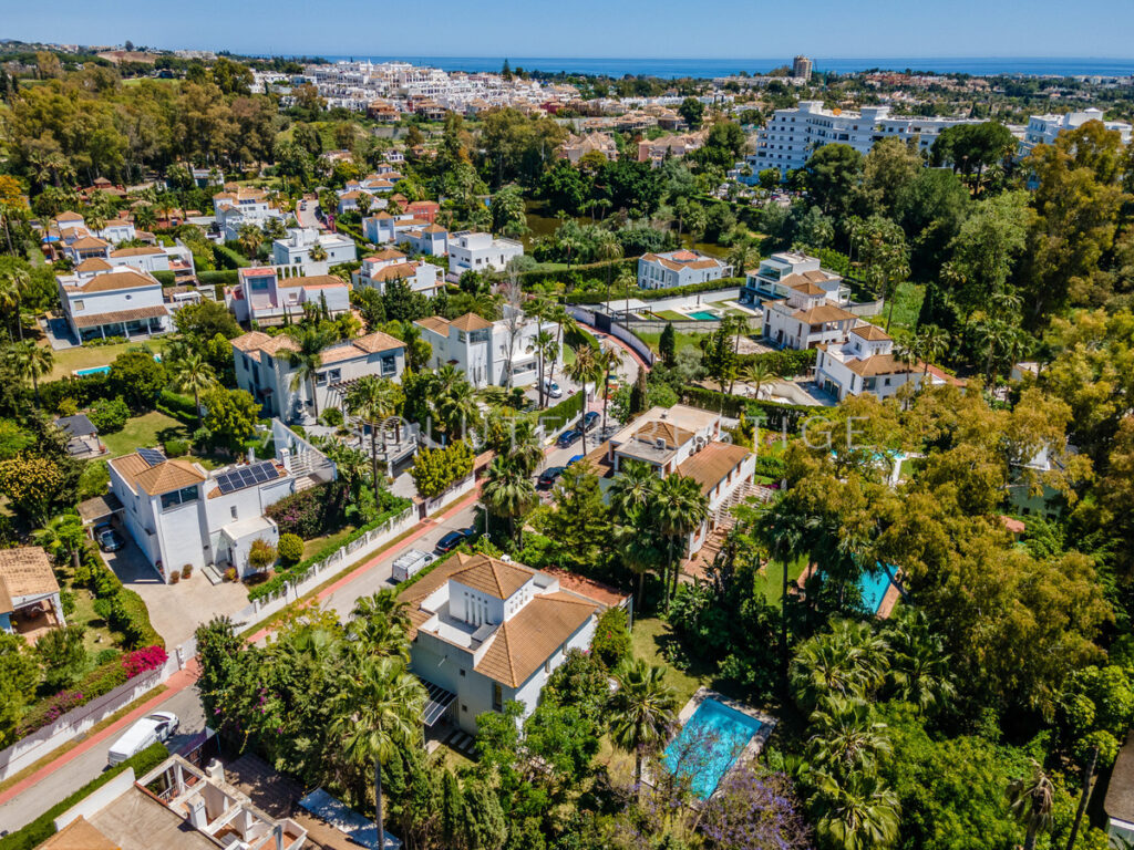 Villa – Chalet — Nueva Andalucía