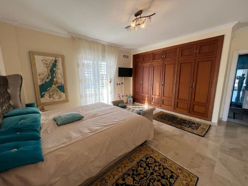 Detached Villa — El Paraiso