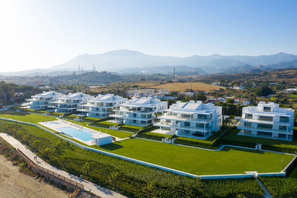 Апартамент средний этаж — Estepona