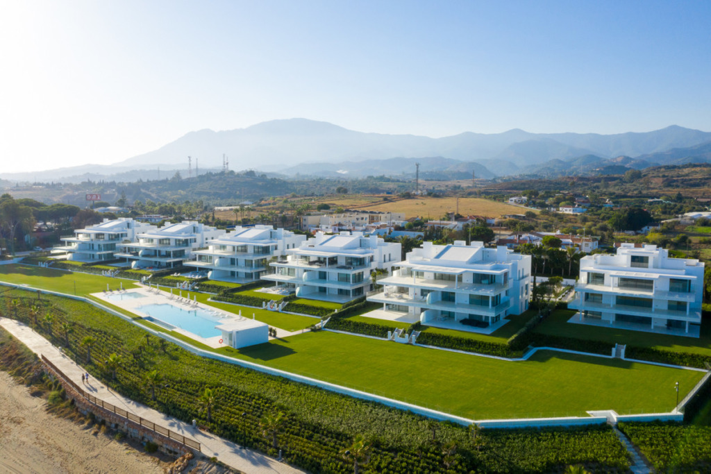 Апартамент средний этаж — Estepona