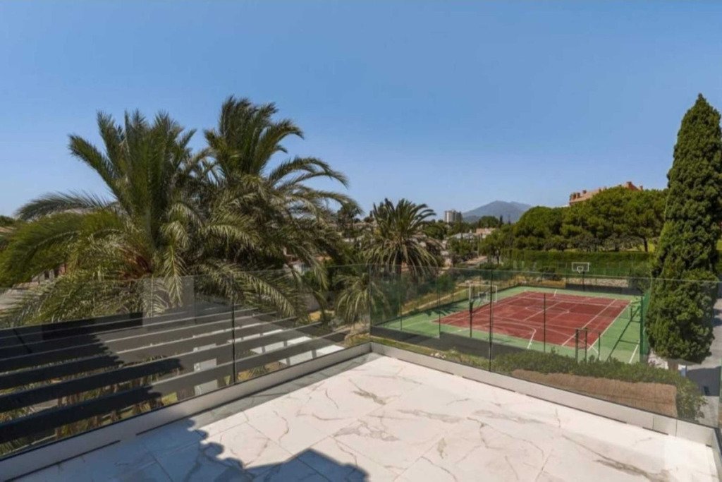 Detached Villa — Nueva Andalucía
