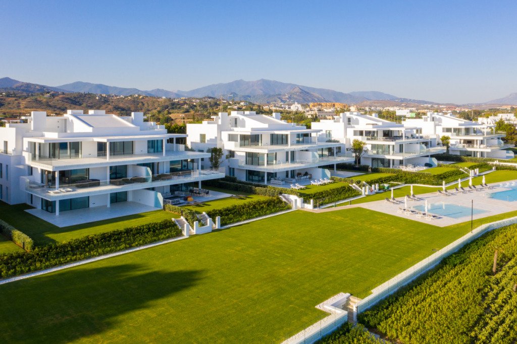 Апартамент средний этаж — Estepona