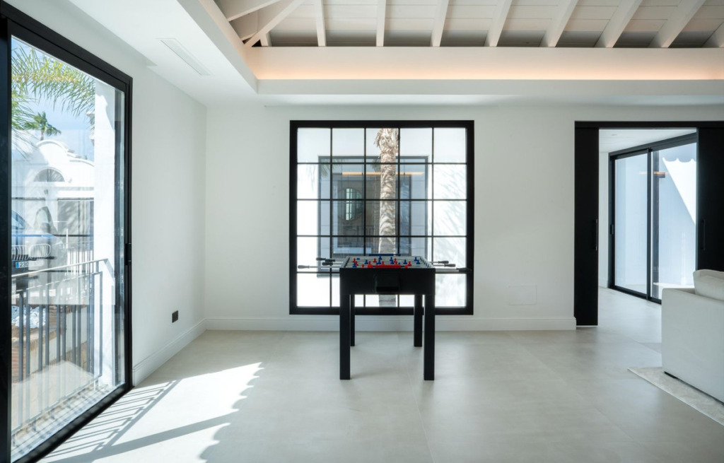Detached Villa — Nueva Andalucía