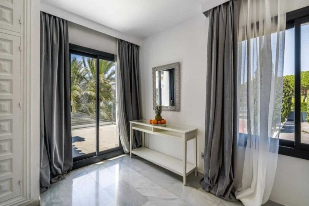 Detached Villa — Nueva Andalucía