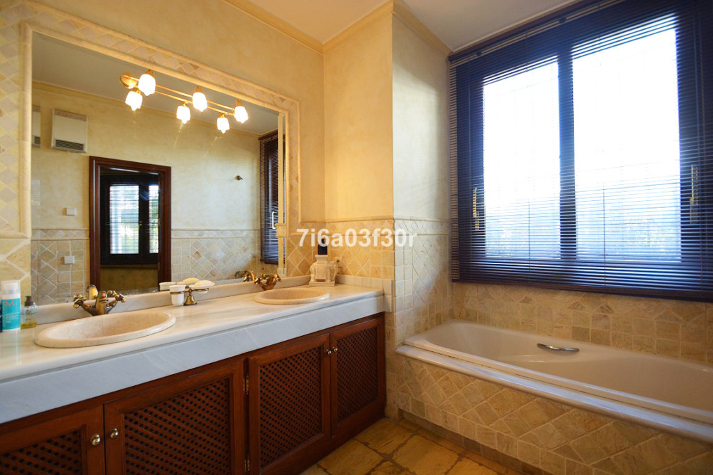 Villa – Chalet — Nueva Andalucía