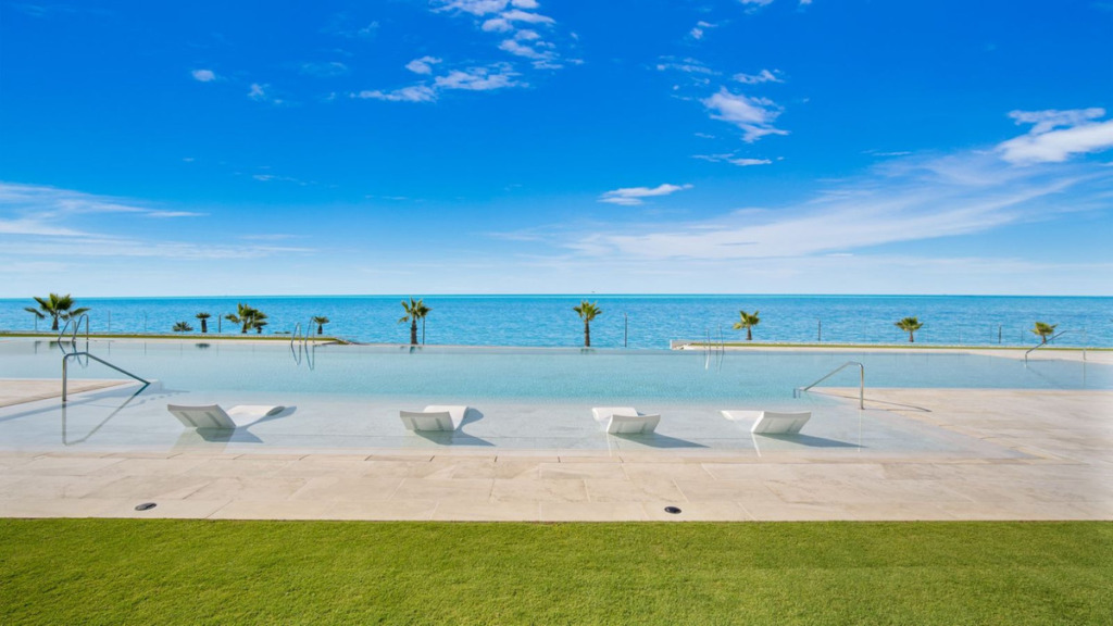 Апартамент средний этаж — Estepona