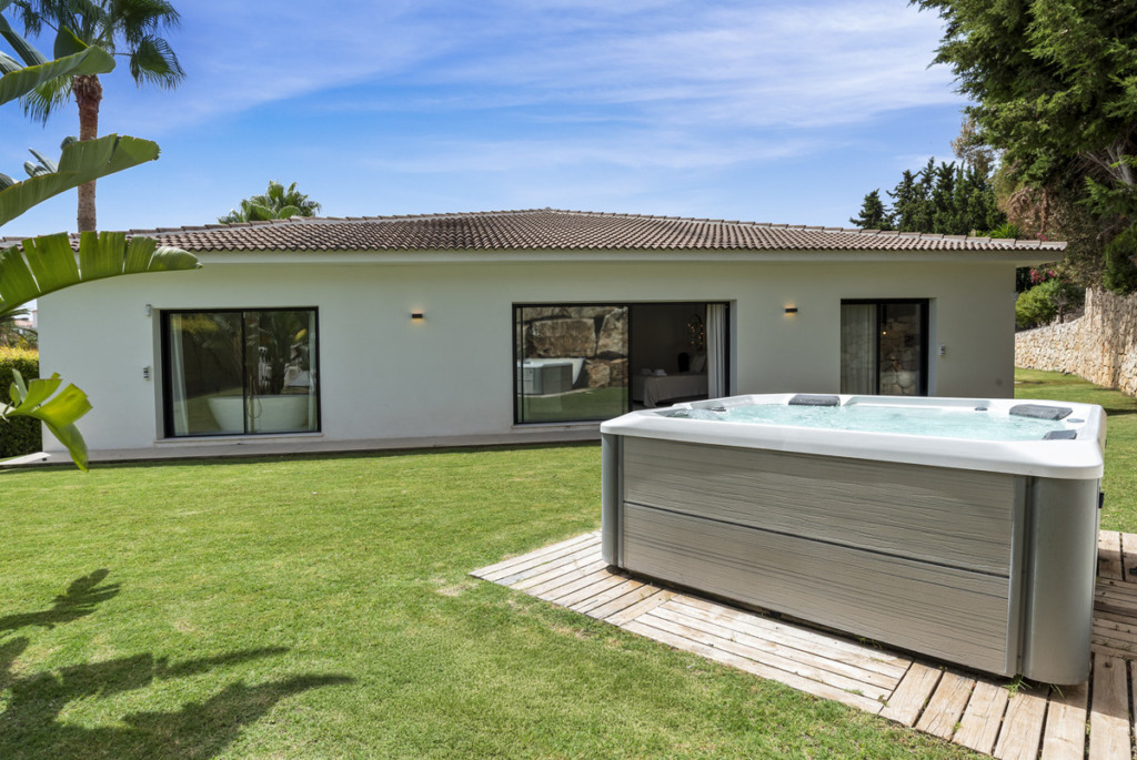 Detached Villa — Nueva Andalucía