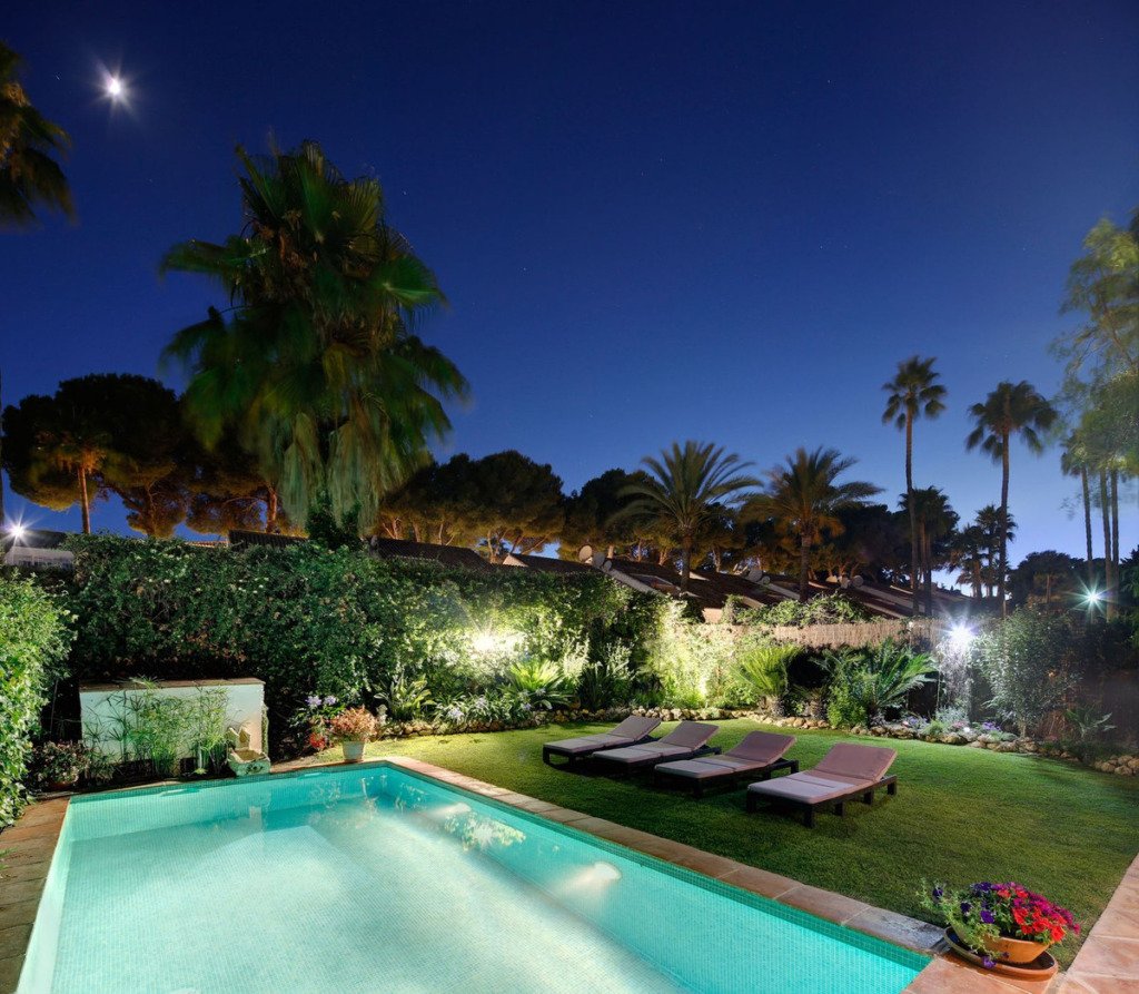 Villa – Chalet — Nueva Andalucía