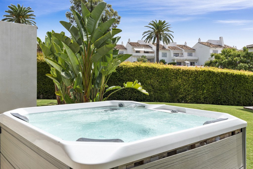 Villa – Chalet — Nueva Andalucía