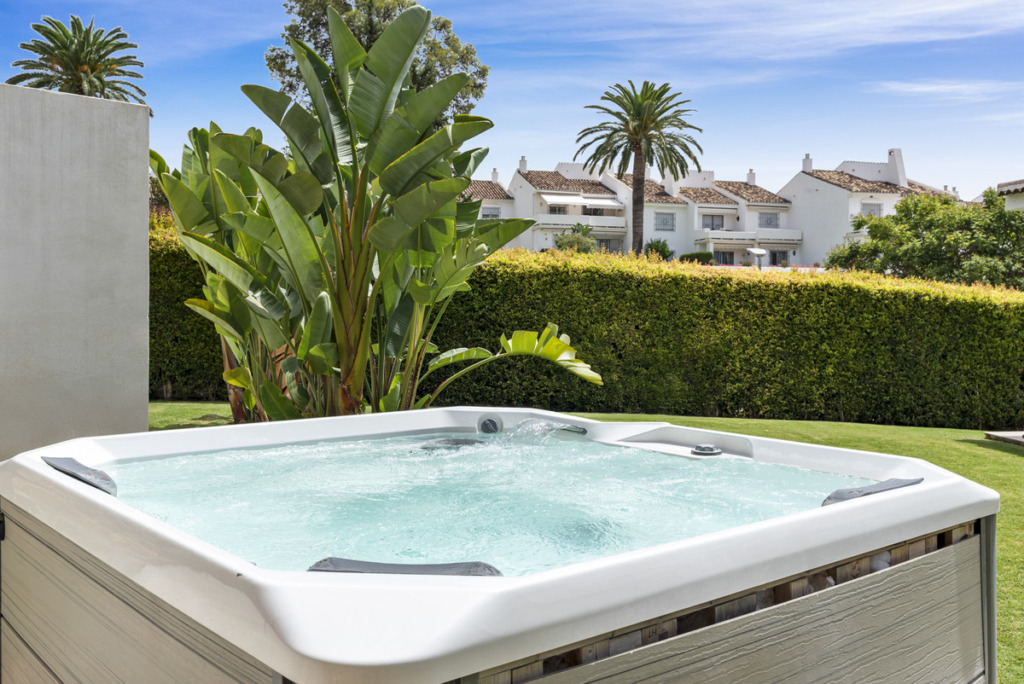 Detached Villa — Nueva Andalucía