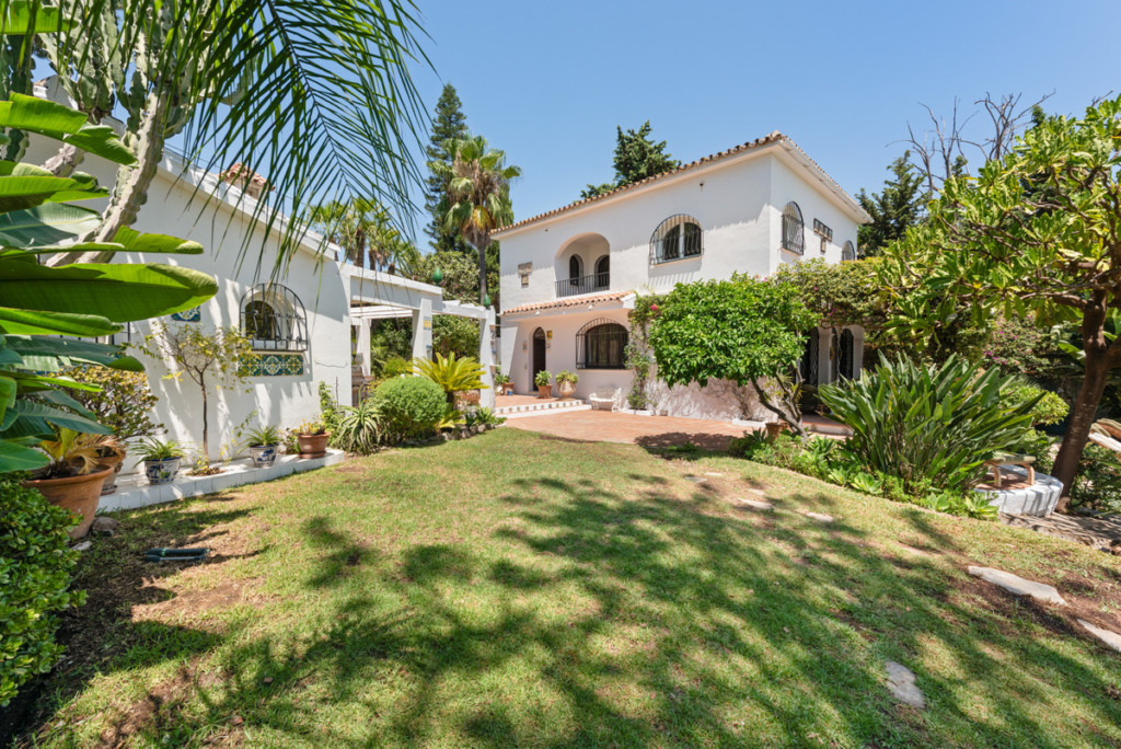 Detached Villa — Nueva Andalucía