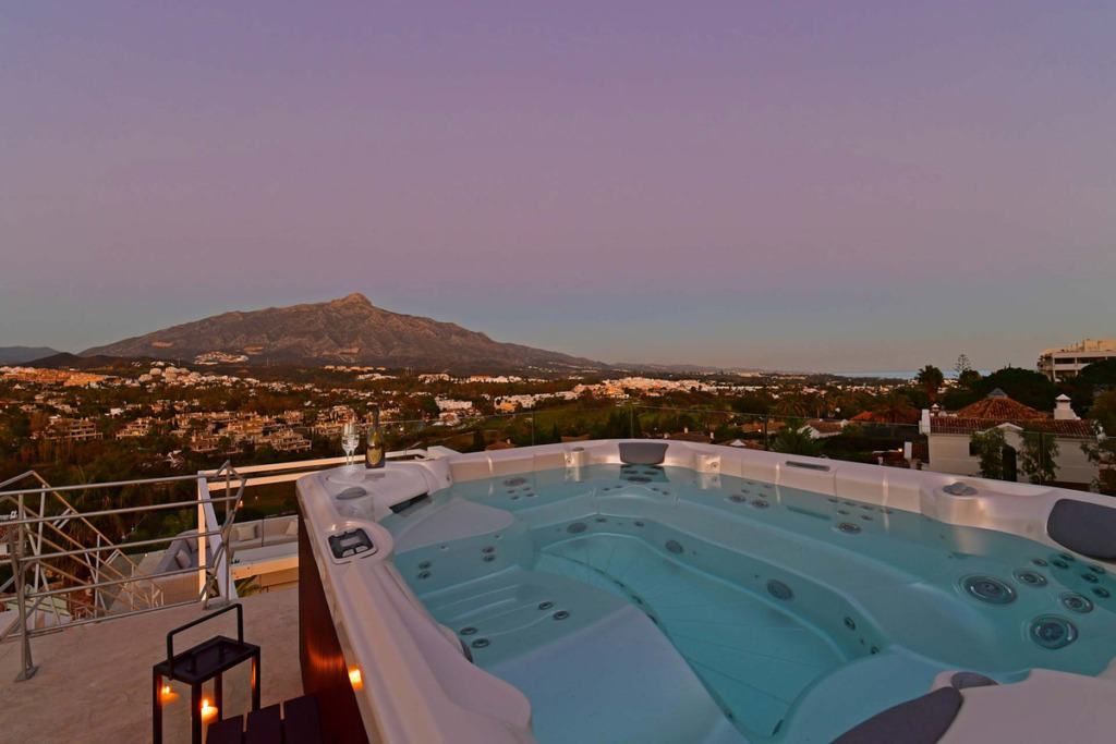 Detached Villa — Nueva Andalucía