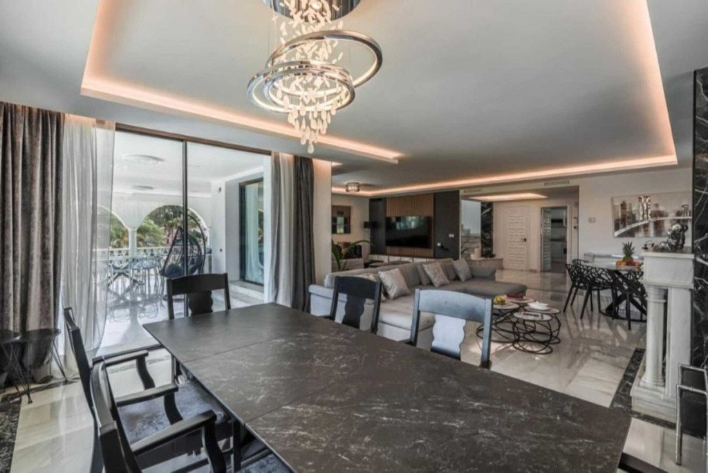Detached Villa — Nueva Andalucía