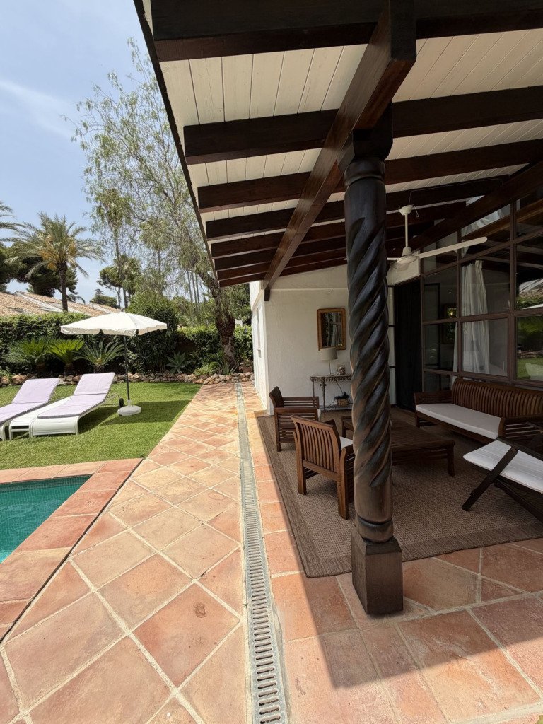 Villa – Chalet — Nueva Andalucía