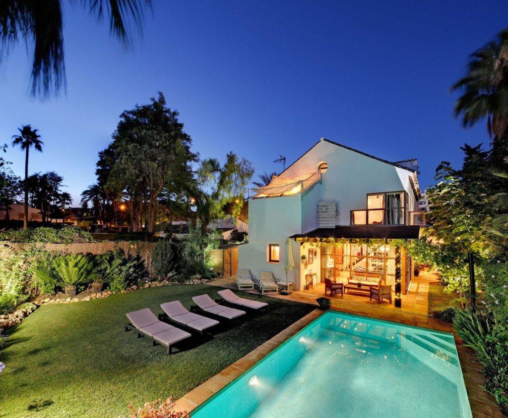 Villa – Chalet — Nueva Andalucía