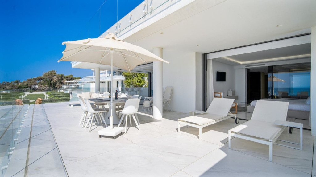 Апартамент средний этаж — Estepona
