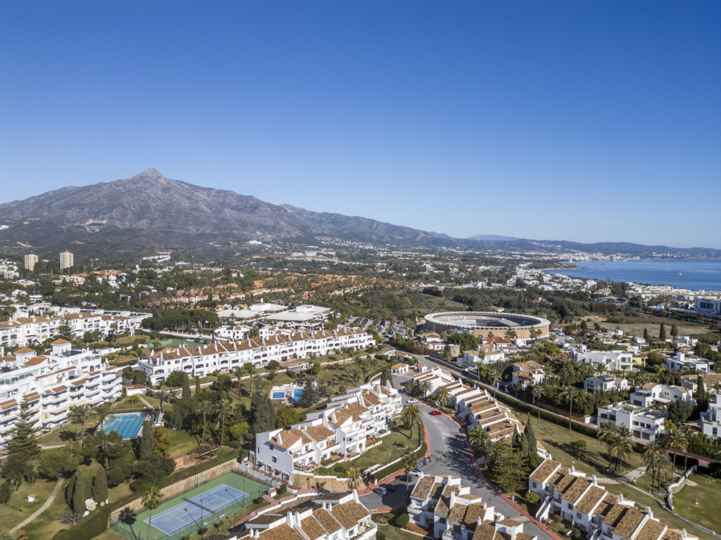 Villa – Chalet — Nueva Andalucía