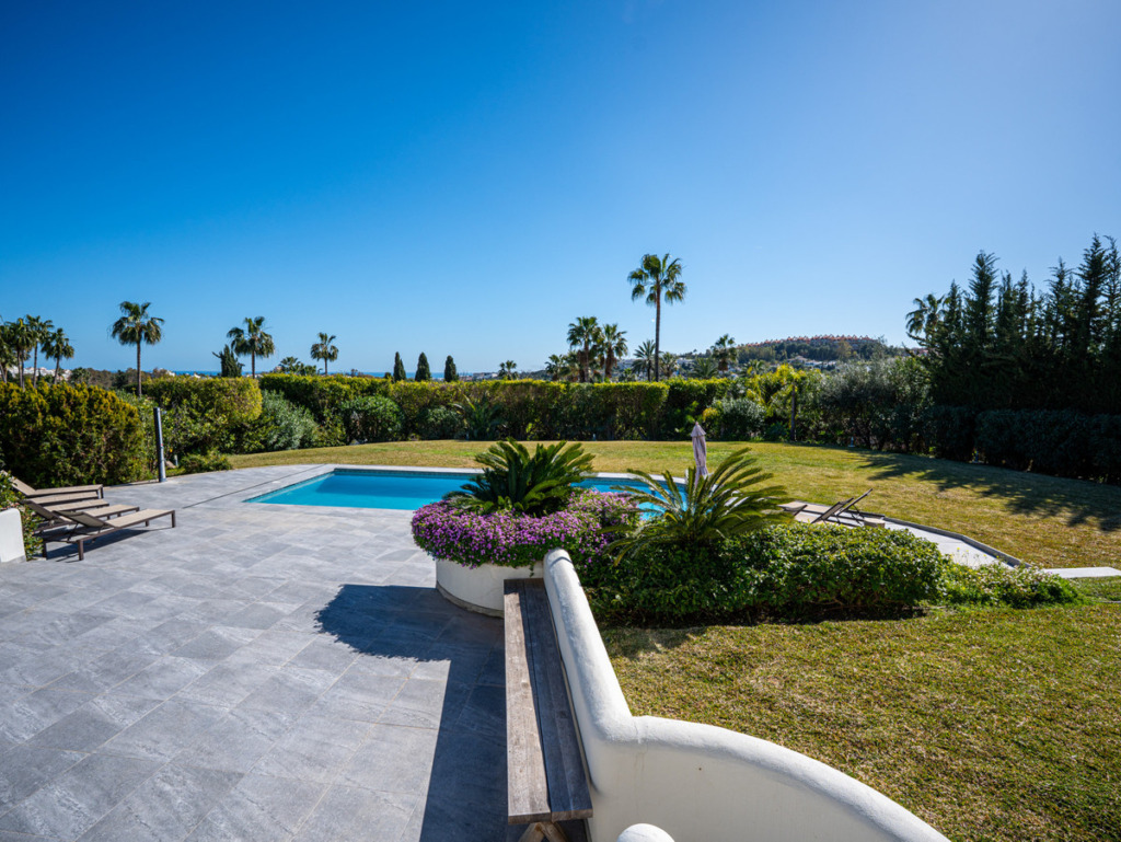 Detached Villa — Nueva Andalucía