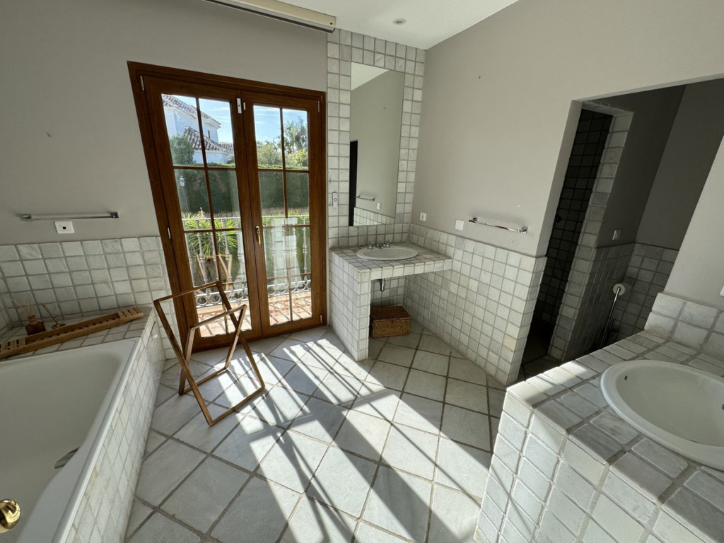 Detached Villa — El Paraiso