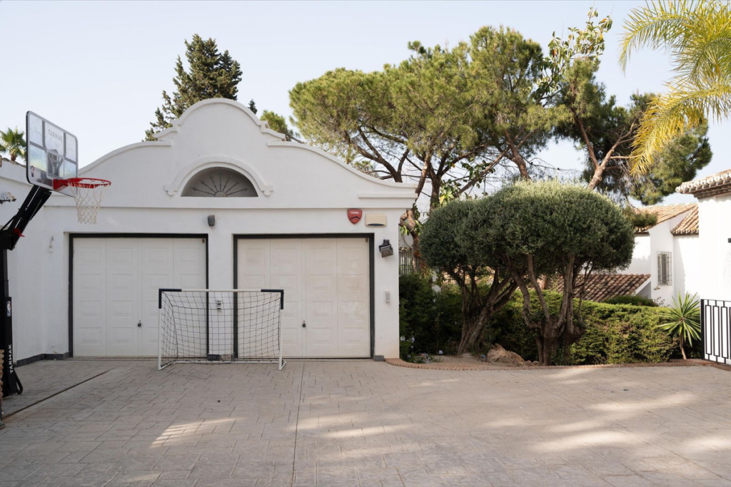 Villa – Chalet — Nueva Andalucía