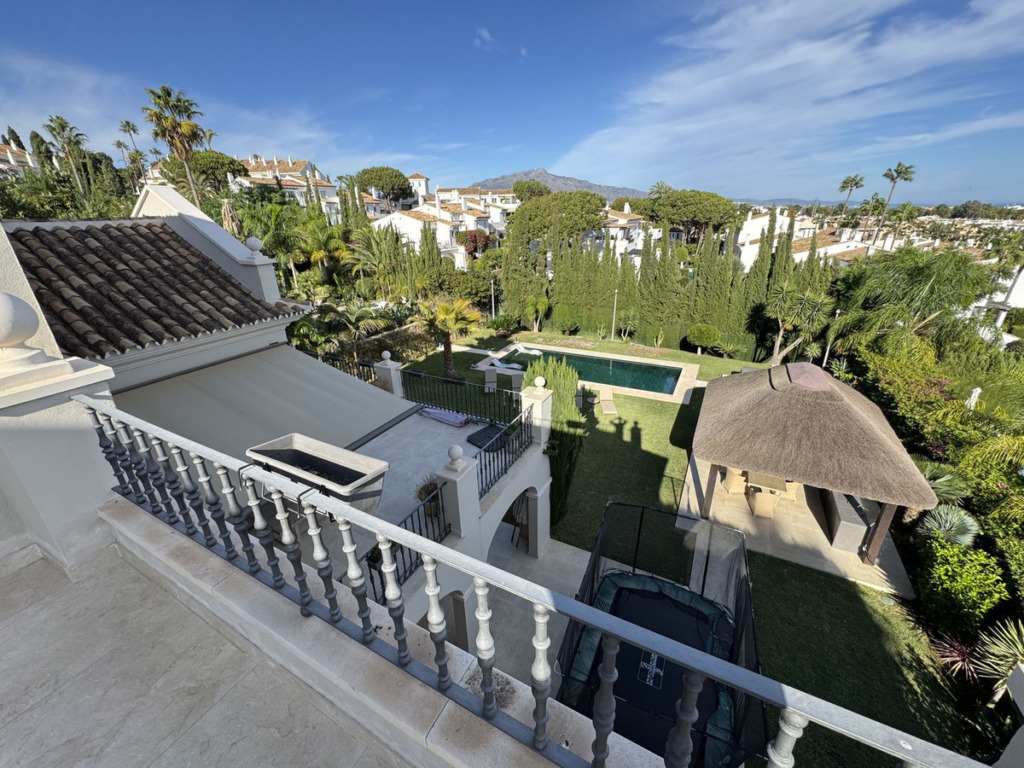 Detached Villa — El Paraiso