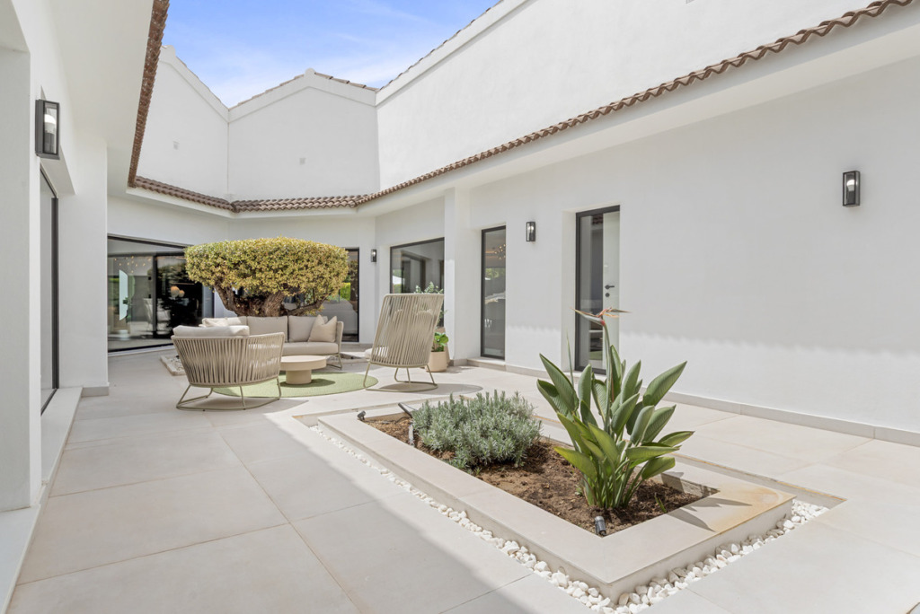 Villa – Chalet — Nueva Andalucía