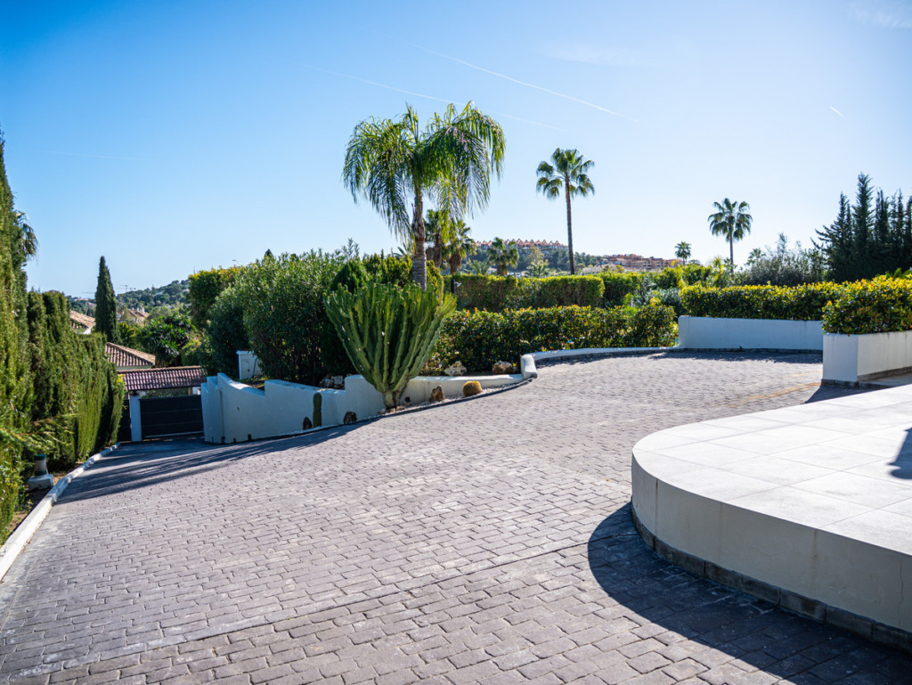 Detached Villa — Nueva Andalucía
