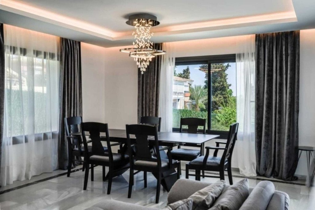 Detached Villa — Nueva Andalucía
