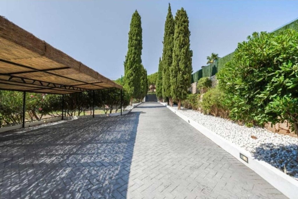 Detached Villa — Nueva Andalucía