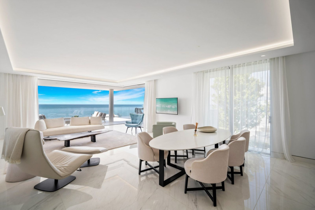 Апартамент средний этаж — Estepona
