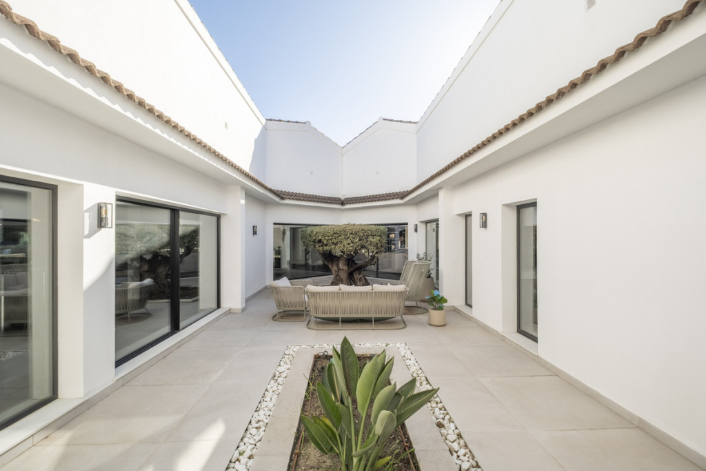 Villa – Chalet — Nueva Andalucía