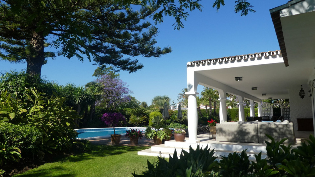 Villa – Chalet — Estepona