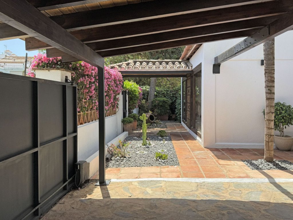 Villa – Chalet — Nueva Andalucía