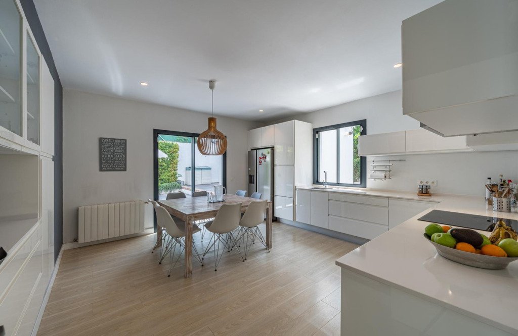 Villa – Chalet — Nueva Andalucía
