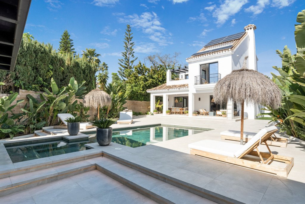 Villa – Chalet — Nueva Andalucía
