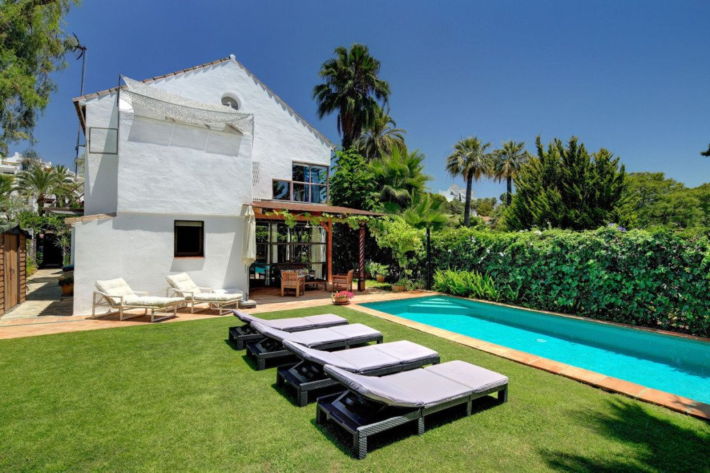 Villa – Chalet — Nueva Andalucía