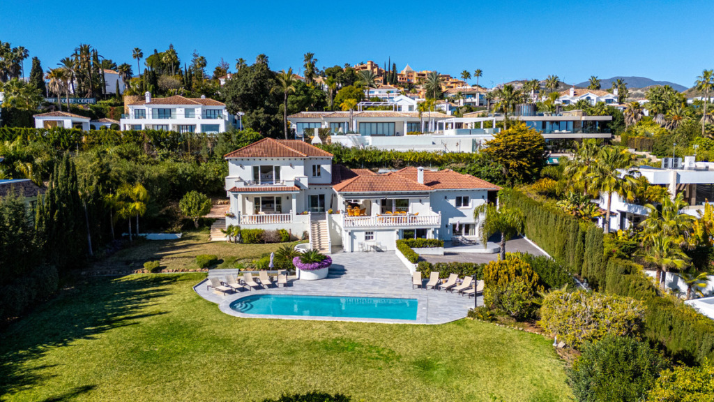 Detached Villa — Nueva Andalucía