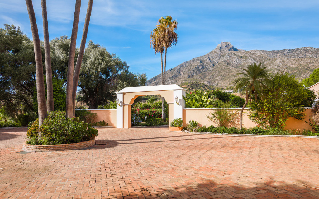 Detached Villa — The Golden Mile