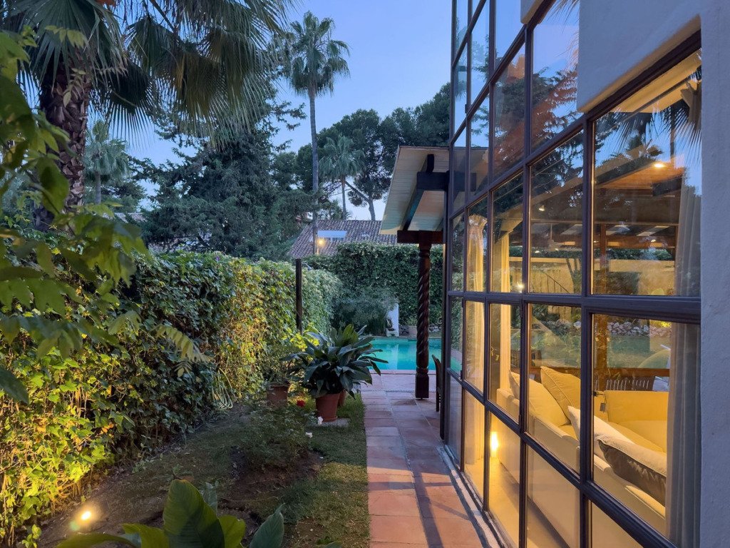 Villa – Chalet — Nueva Andalucía