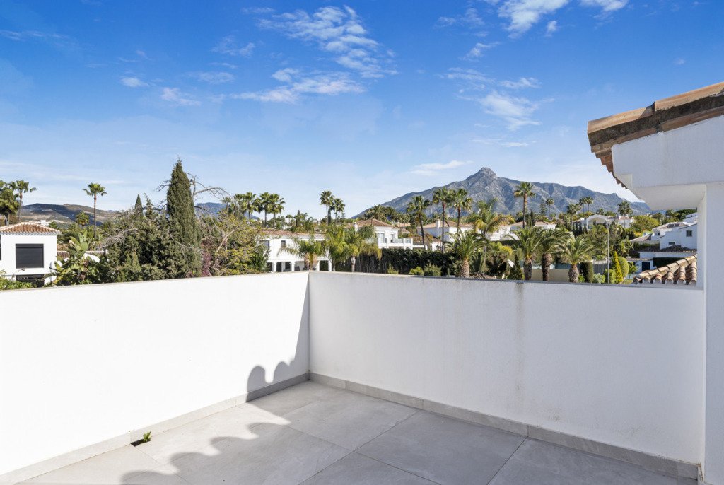 Villa – Chalet — Nueva Andalucía