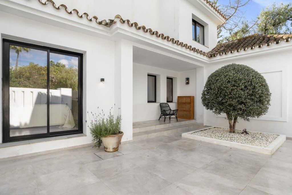 Villa – Chalet — Nueva Andalucía