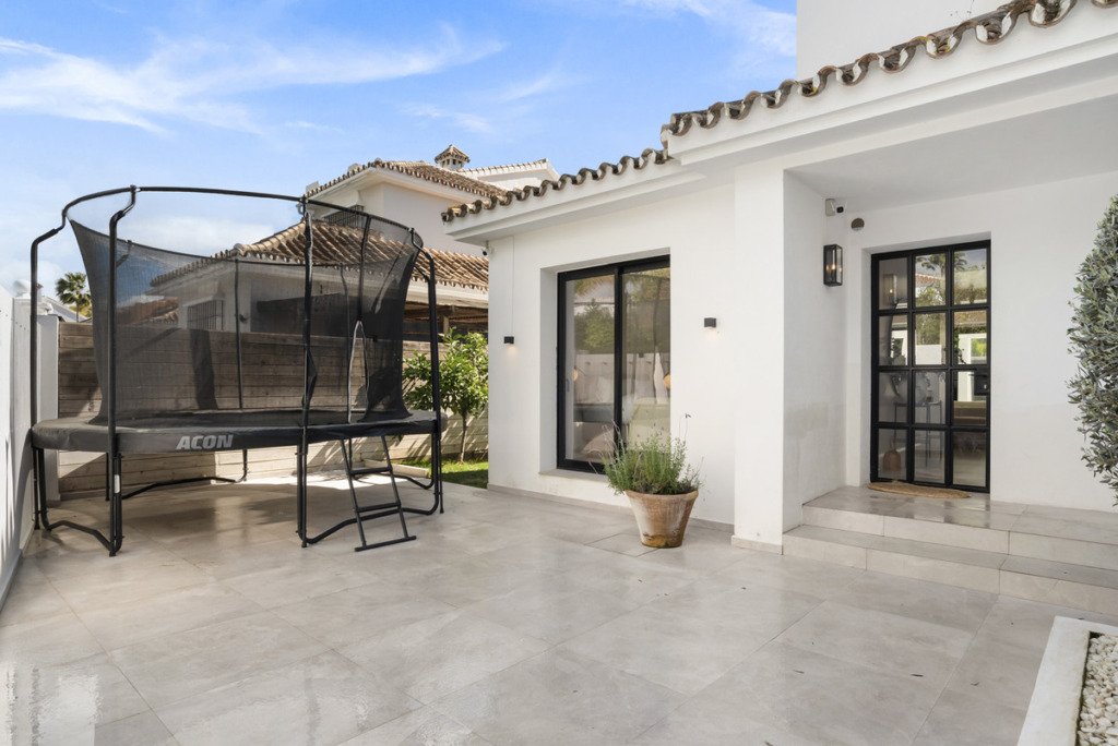 Villa – Chalet — Nueva Andalucía