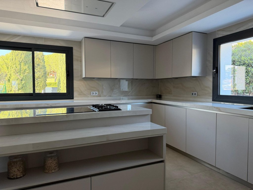 Detached Villa — Nueva Andalucía