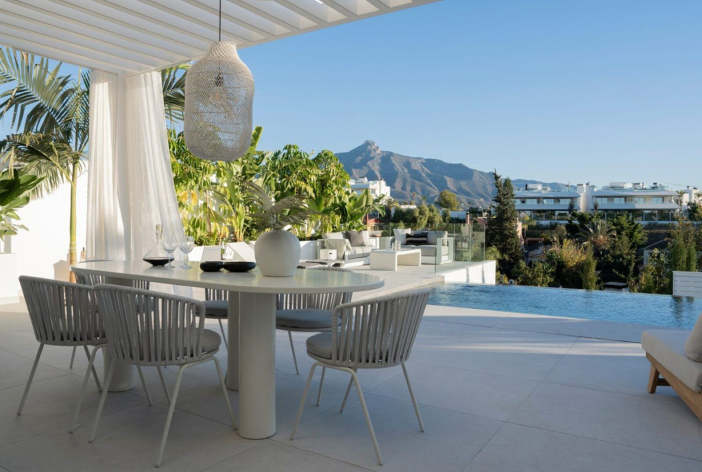 Detached Villa — Nueva Andalucía