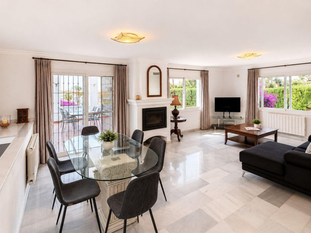 Detached Villa — Nueva Andalucía
