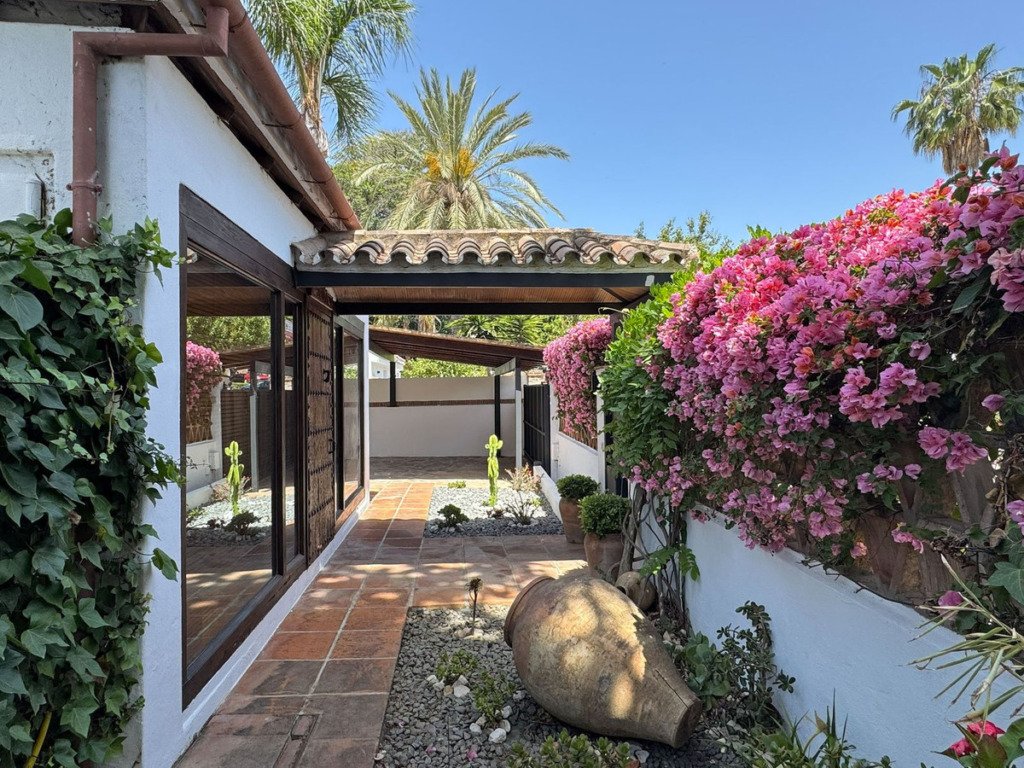 Villa – Chalet — Nueva Andalucía